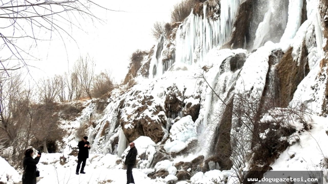 Girlevik Şelalesi dondu, görenler hayran kaldı