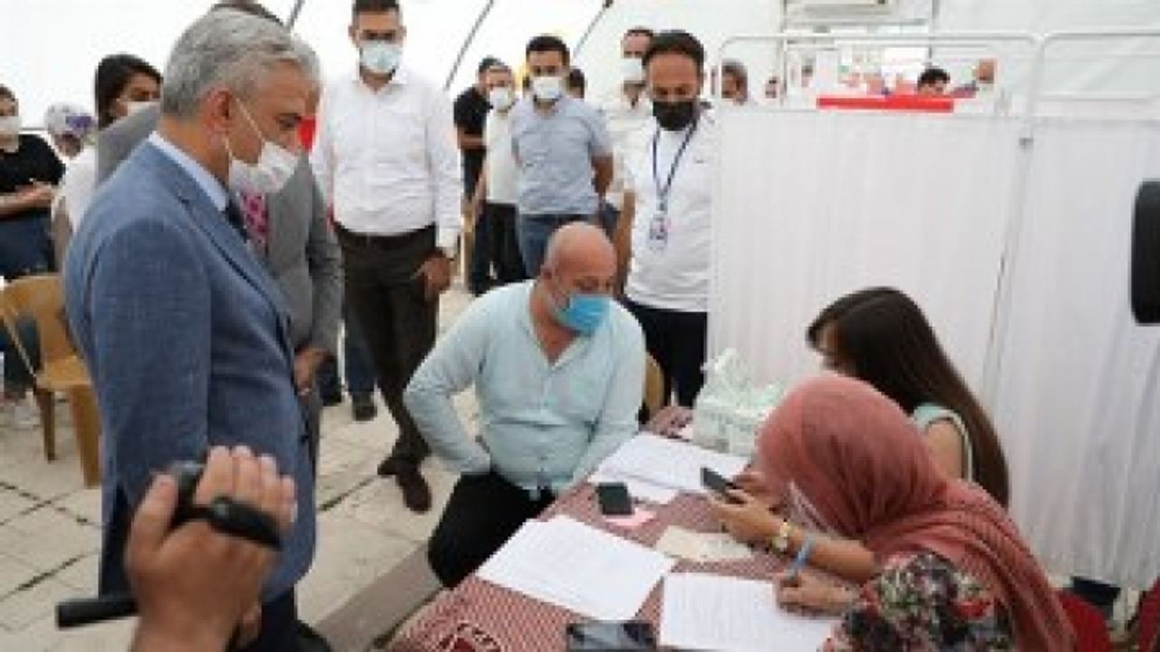 Vali Makas vatandaşı aşı olmaya ikna etti