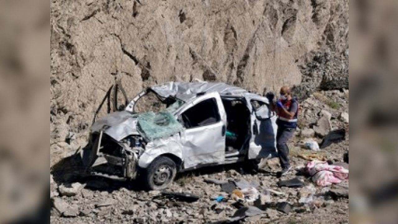 Erzincan'da hafif ticari araç devrildi: 1 ölü, 2 yaralı