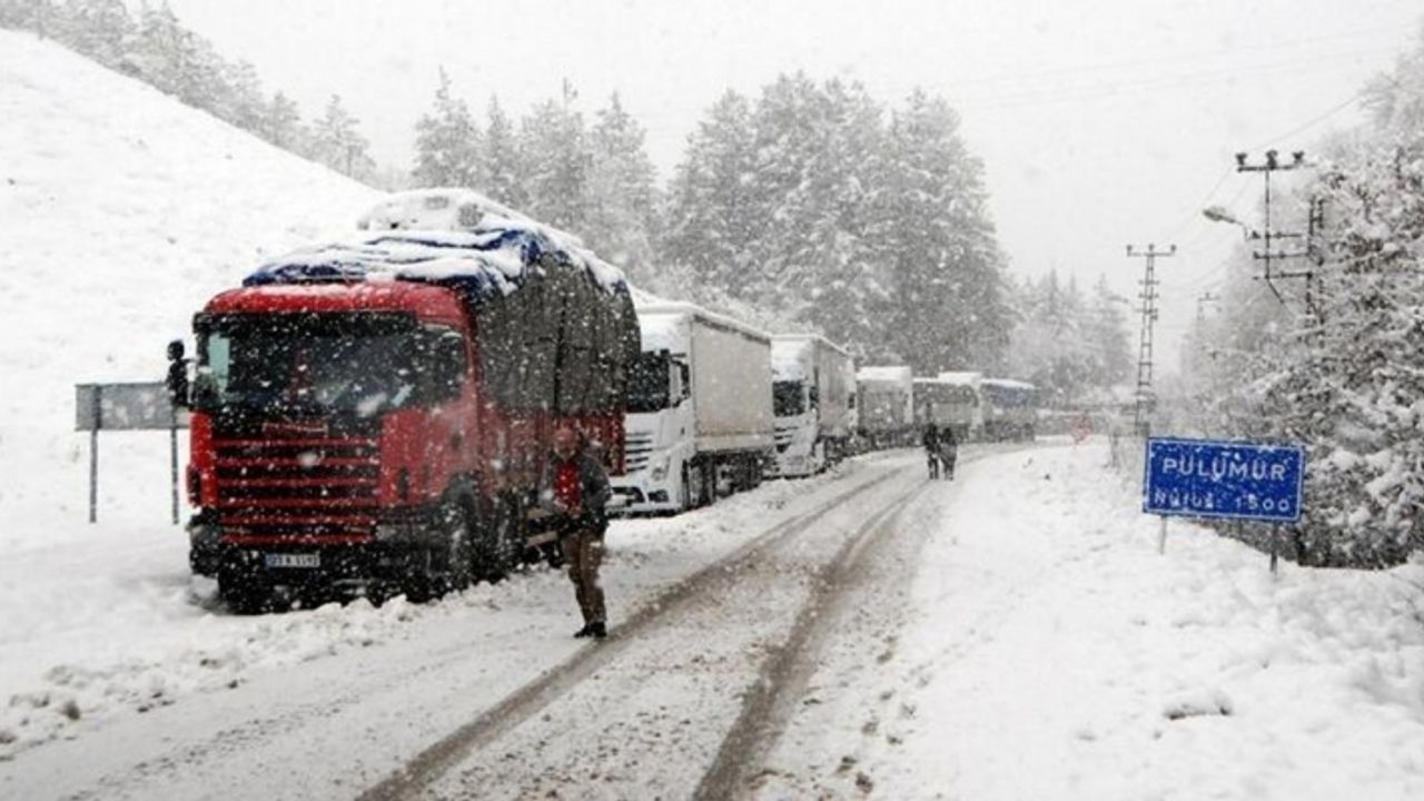 Kardan kapanan Tunceli-Erzincan kara yolu kontrollü olarak ulaşıma açıldı