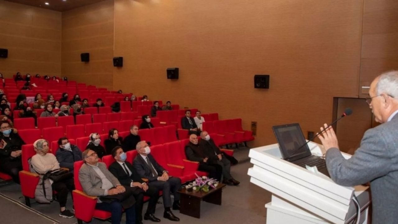 “Mehmet Akif’i Doğru Anlamak” konulu konferans verildi