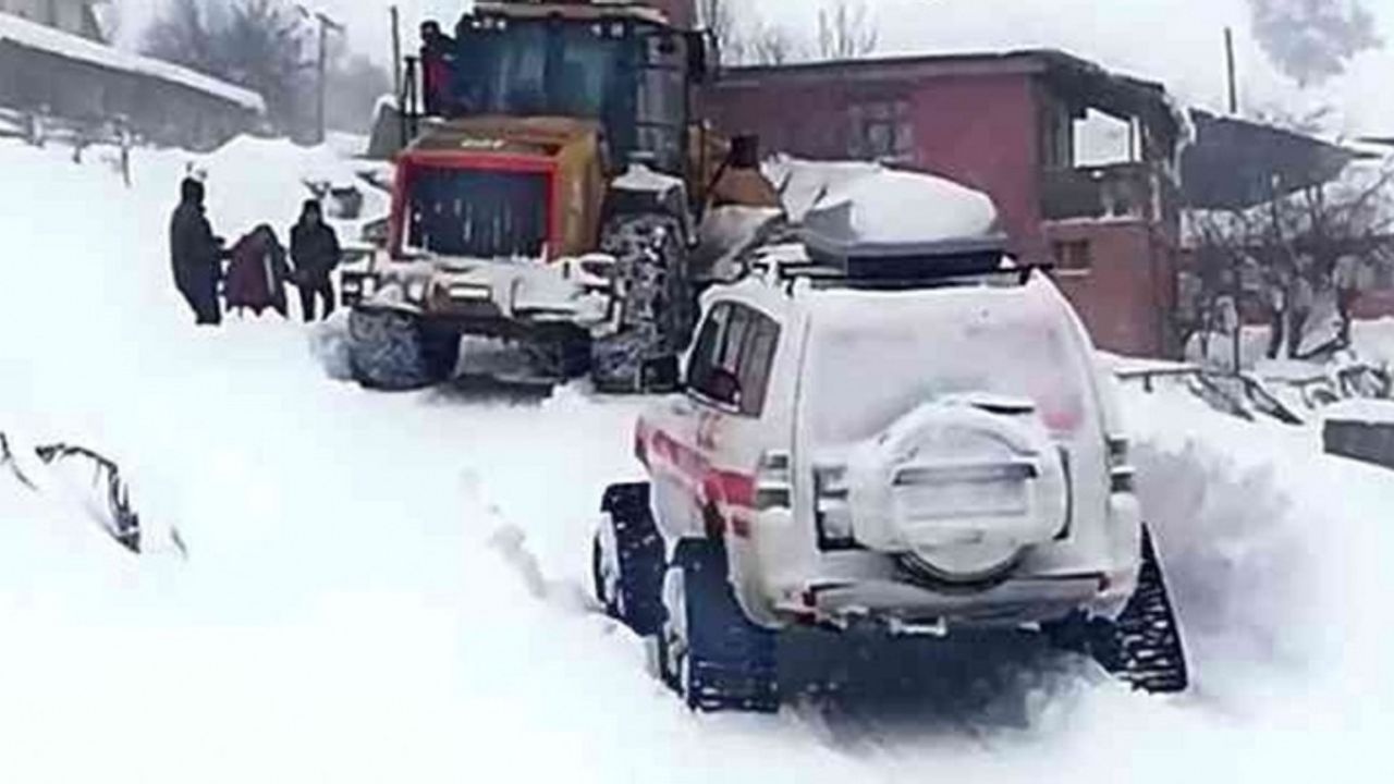 Yolu kardan kapanan köydeki hastanın imdadına paletli ambulans yetişti