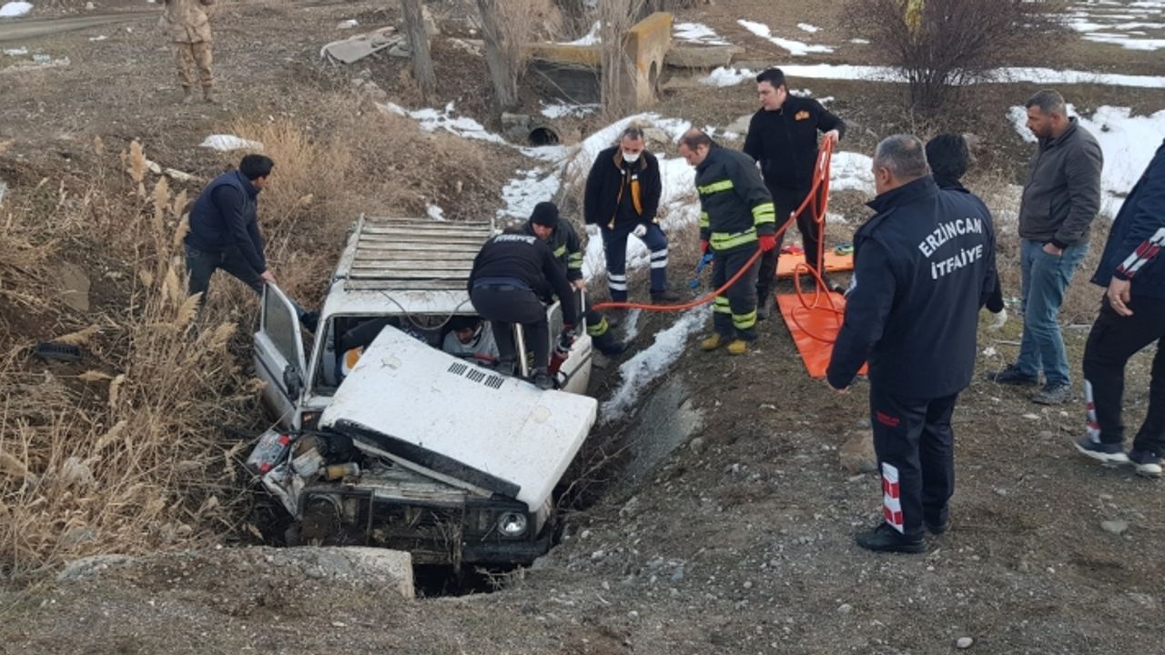 Sulama kanalına düşen araçtaki sürücü ekiplerce kurtarıldı
