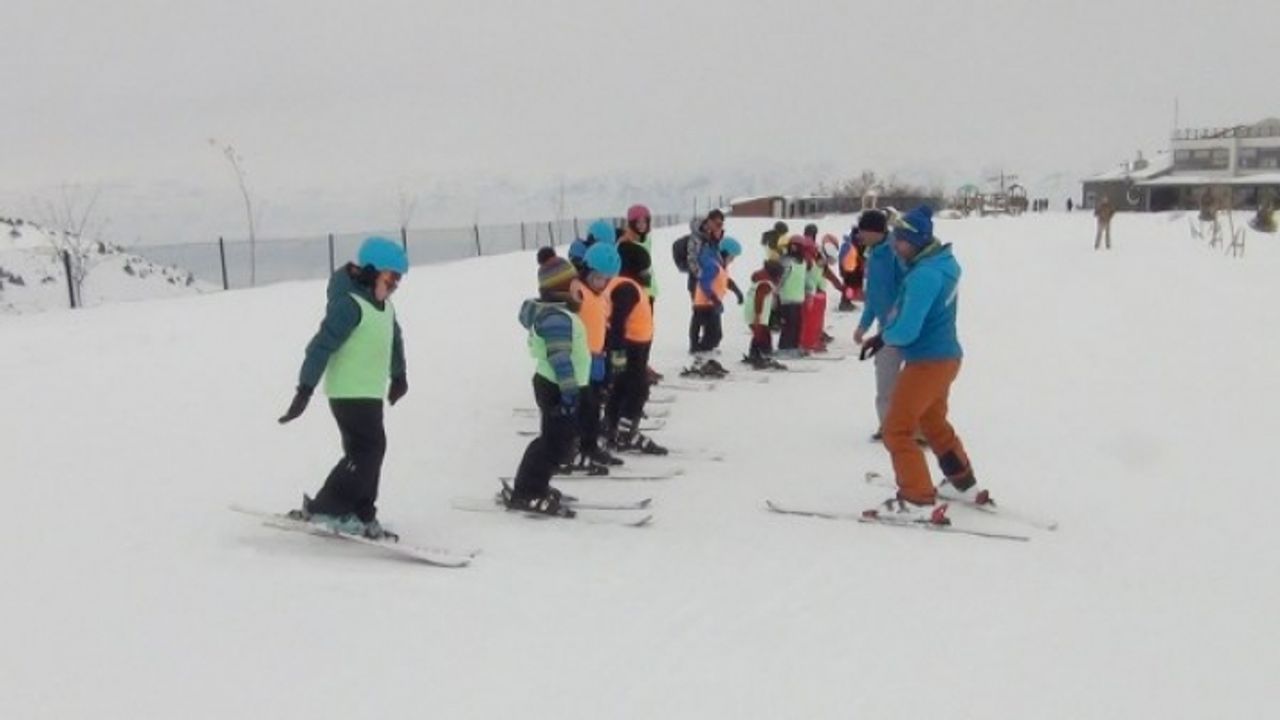 Yılda 400 Kişi Kayak Eğitimi Alıyor