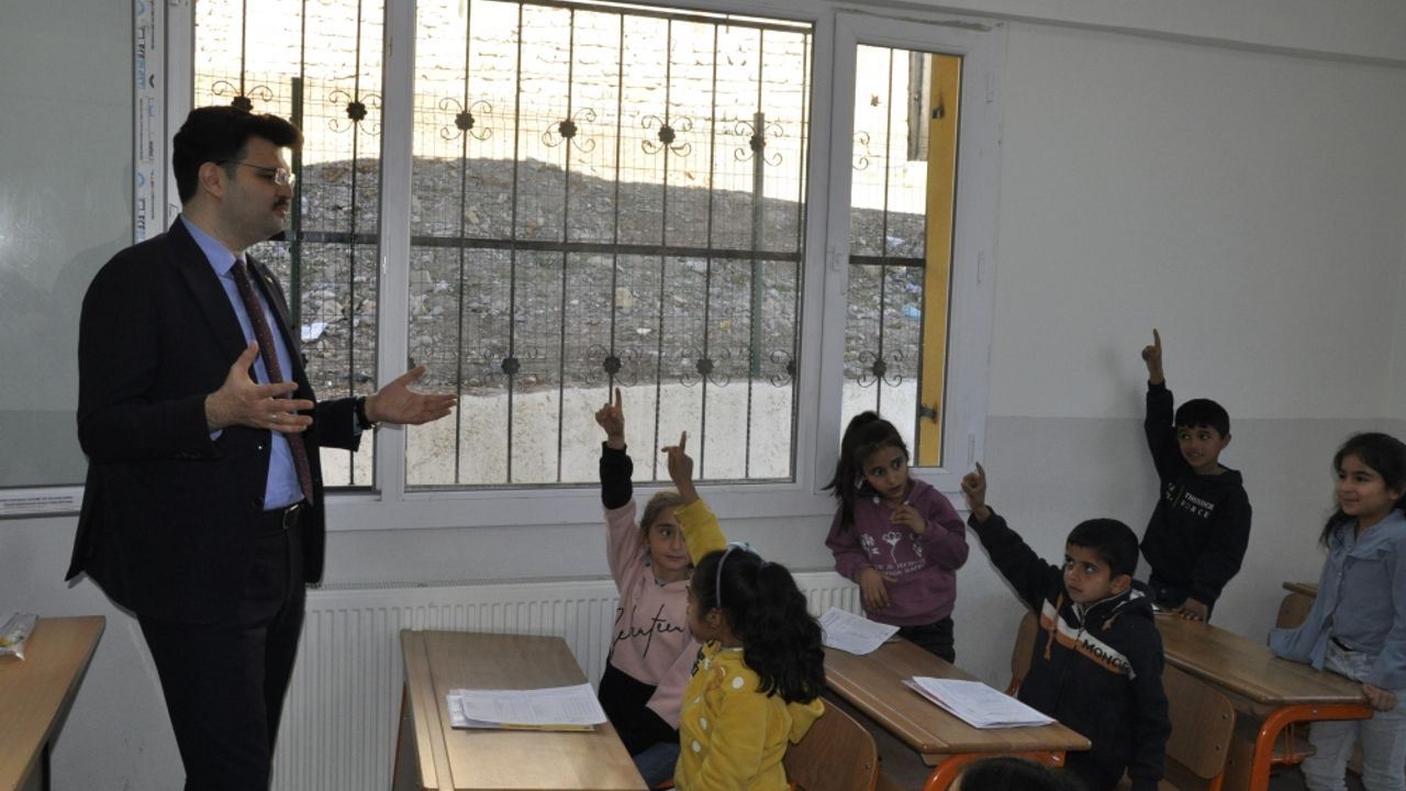 Çukurca'da okullarda karne töreni düzenlendi