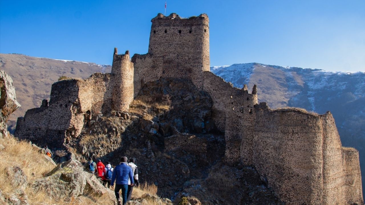 Dağcılar Ardahan'daki "Şeytan Kalesi"ne yürüdü