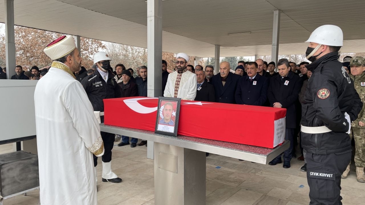 Diyarbakır'da trafik kazasında hayatını kaybeden polis memurunun cenazesi Malatya'da defnedildi