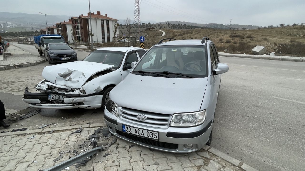 Elazığ'da iki otomobilin çarpıştığı kazada 2 kişi yaralandı