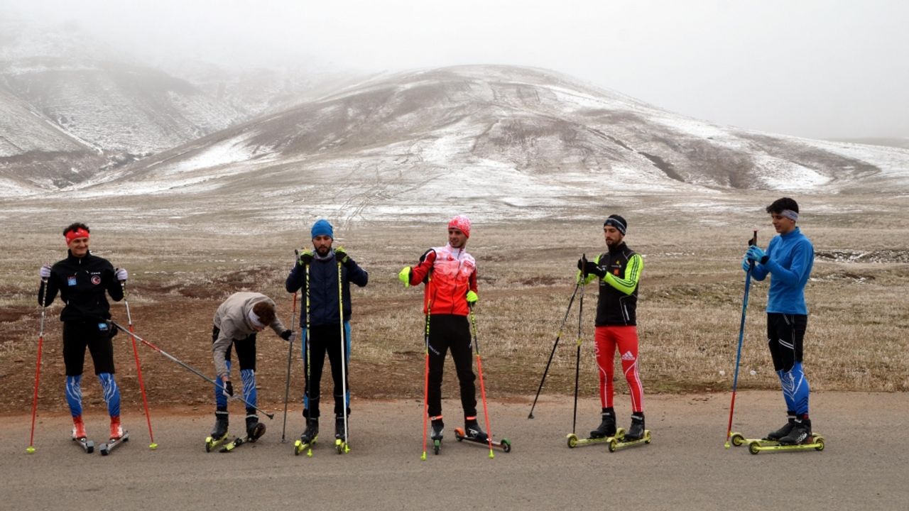 Muş'ta kar yağmayınca kayak takımı sporcuları asfaltta antrenman