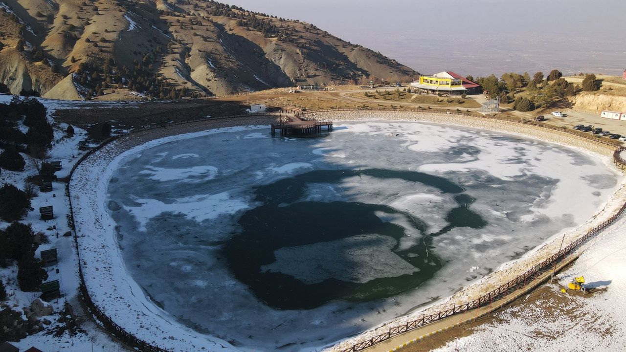 Ergan Dağı Kayak Merkezi'ndeki Ardıçlı Gölü'nün yüzeyi dondu