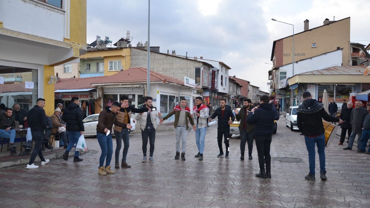 Erzincan'da halaylı asker uğurlaması