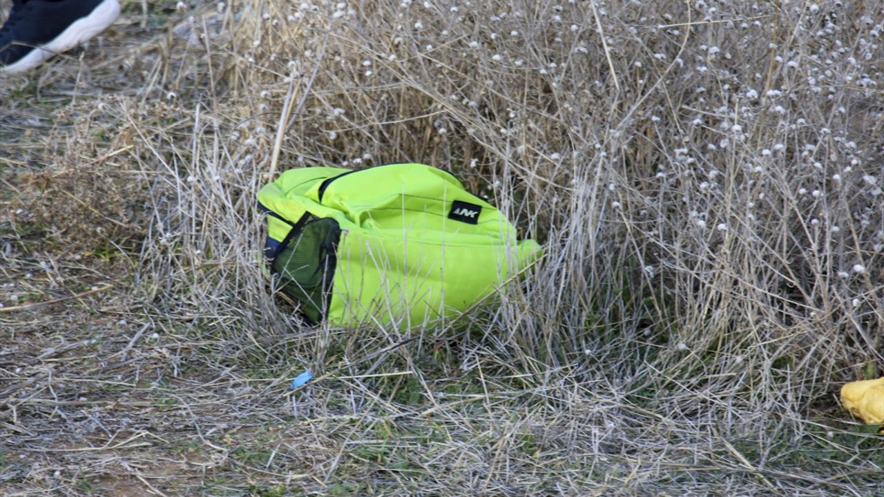 Tarla kenarında bulunan sırt çantasından bebek cesedi çıktı