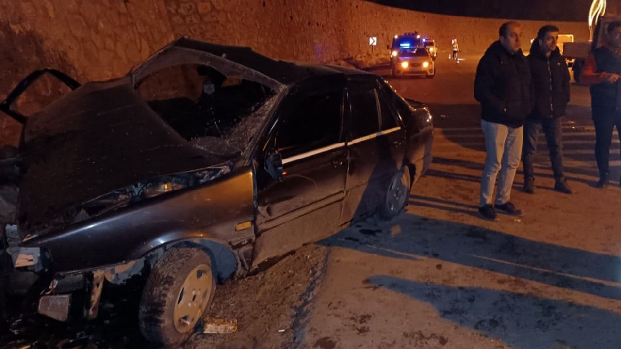 Bitlis'te duvara çarpan otomobildeki 4 kişi yaralandı