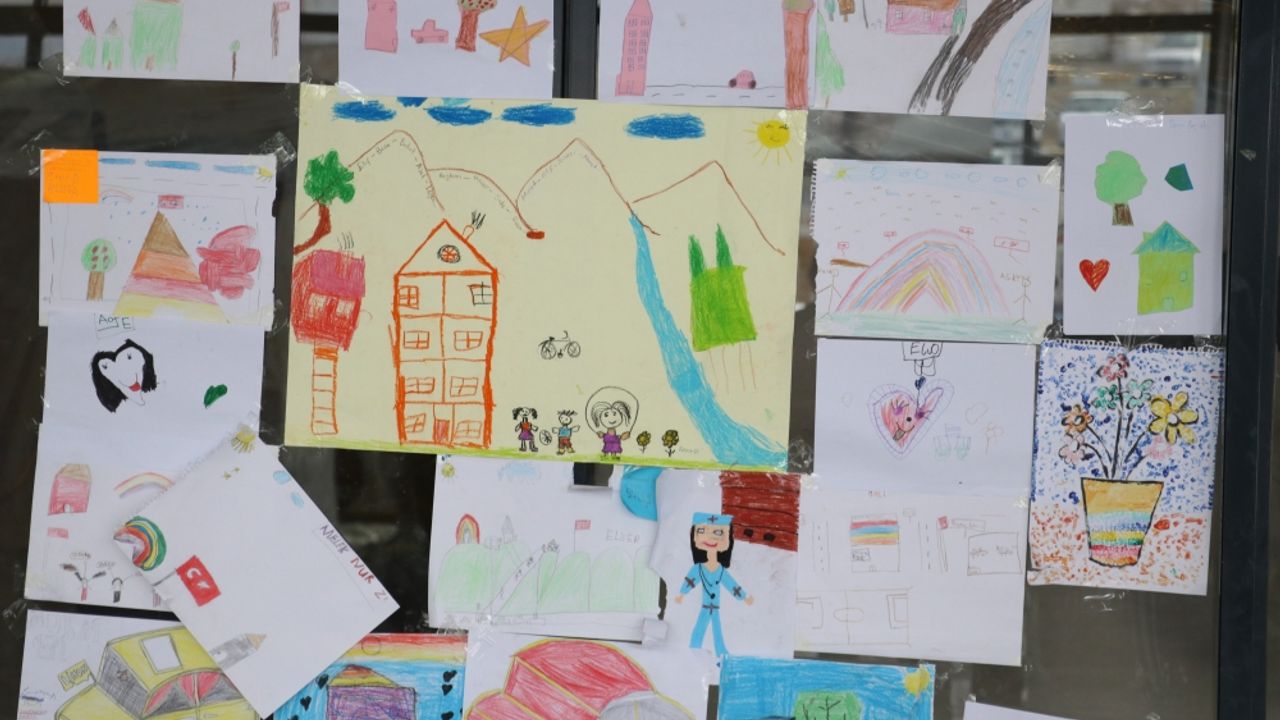 Depremzede çocuklar hayallerindeki evleri çizdi