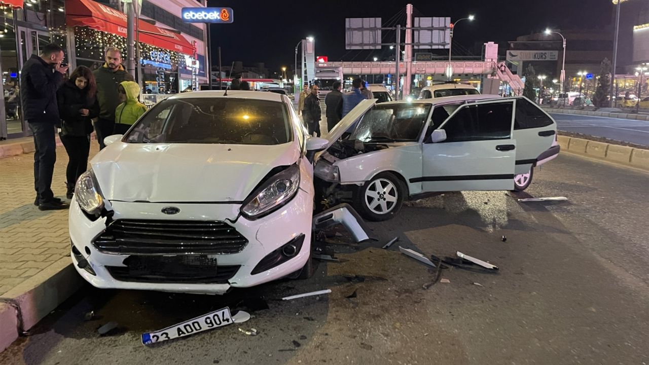 Elazığ'da otomobil park halindeki araçlara çarptı, 2 kişi yaralandı