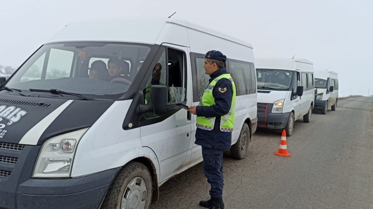 Muş'ta jandarma ekipleri öğrenci servis araçlarını denetledi