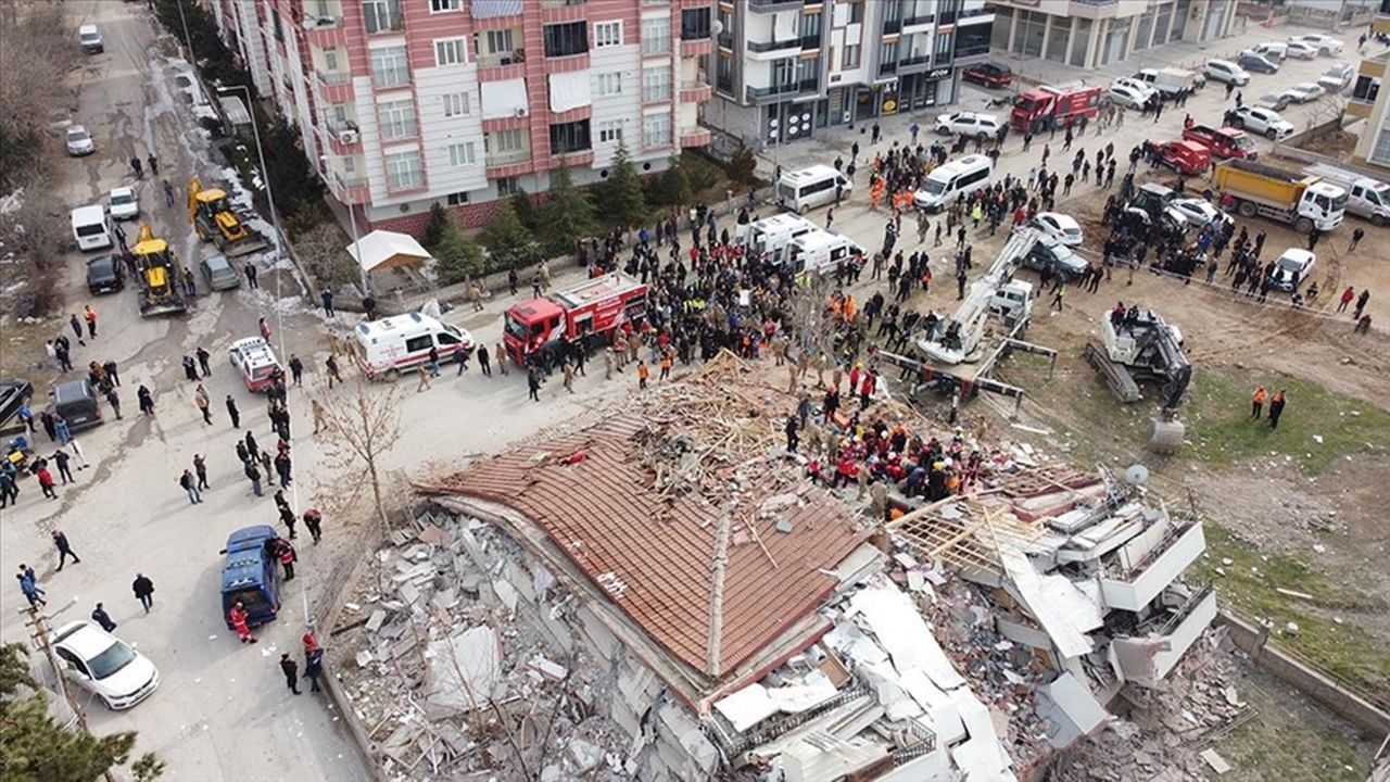 Malatya'ya giden müftülük personeli depremzedeleri yalnız bırakmıyor