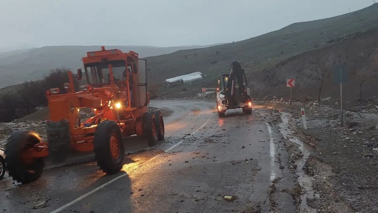 Pülümür- Erzincan kara yolunu kullanan sürücüler dikkat!