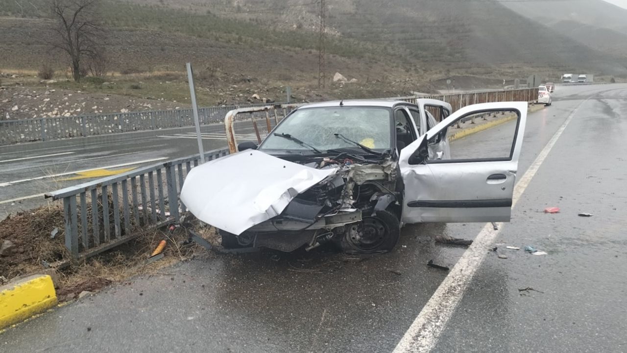 Erzincan'da bariyerlere çarpan otomobilde 1 kişi öldü, 3 kişi yaralandı