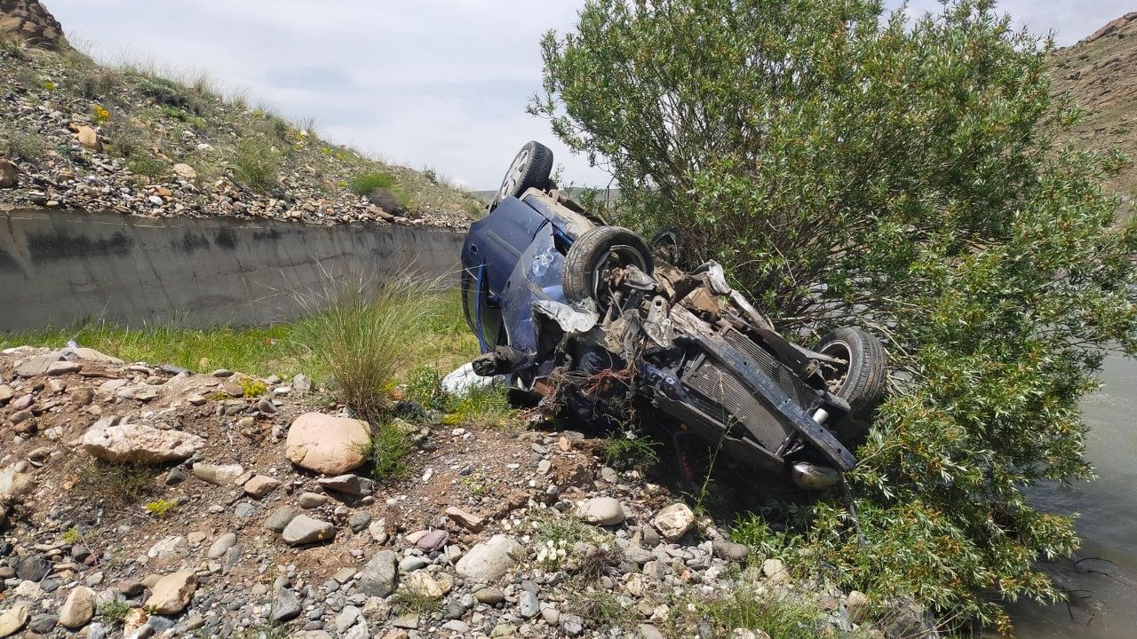 Erzincan'da şarampole devrilen otomobildeki 4 kişi yaralandı