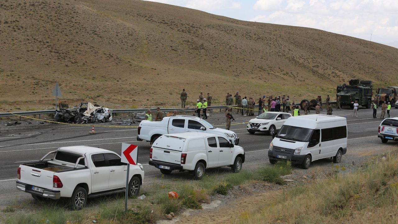 Askeri araçla otomobil çarpıştı, bir asker Şehit oldu, otomobil sürücüsü öldü, 11 asker yaralı