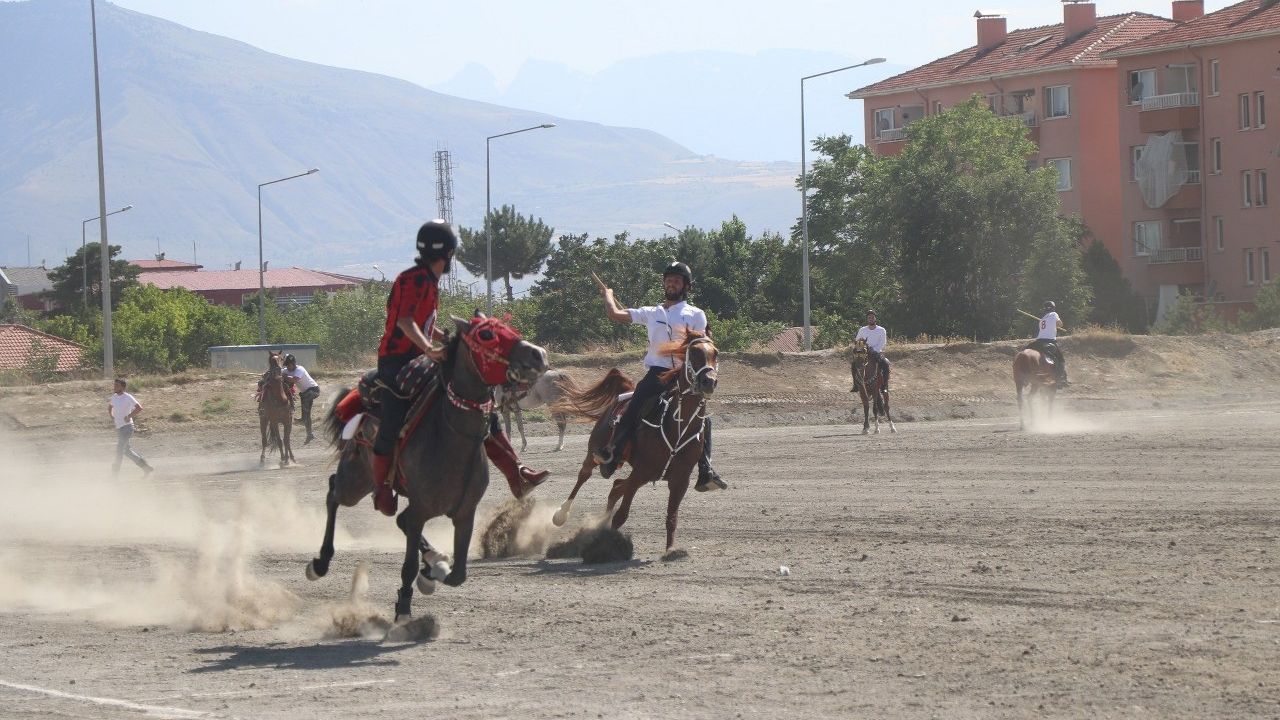 Atlar dörtnala birincilik için yarışıyor