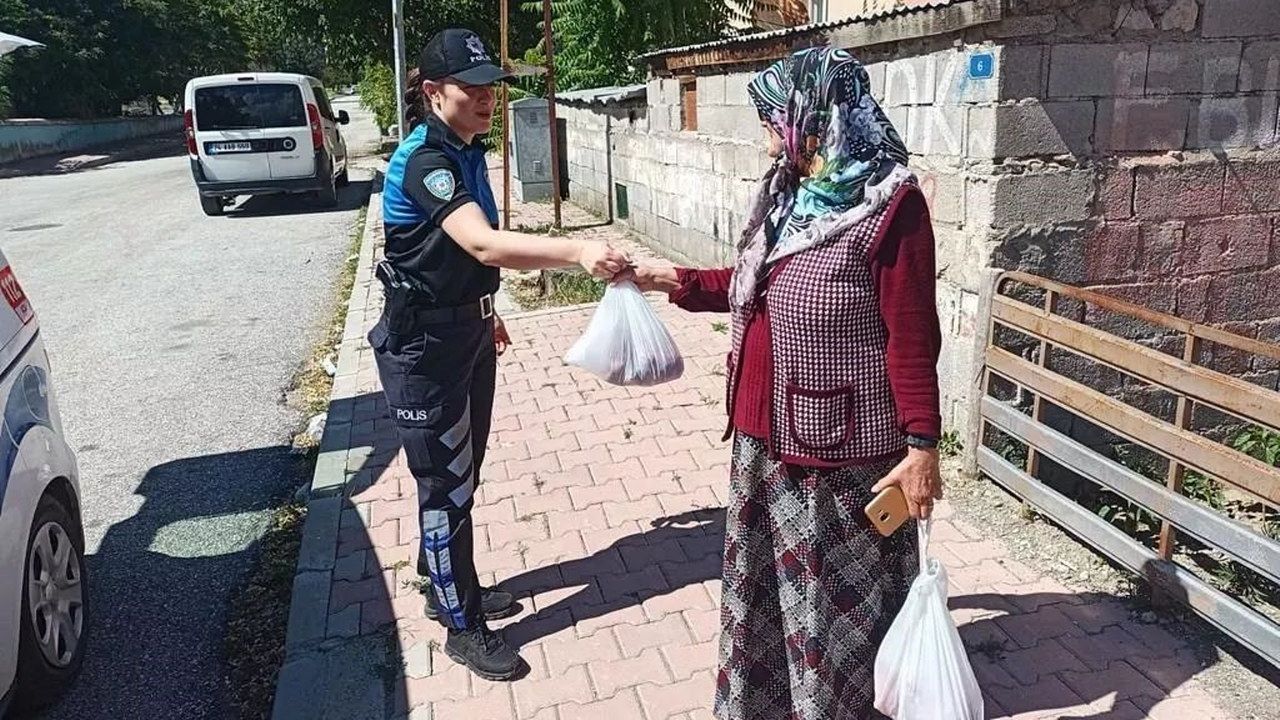 Erzincan polisi ihtiyaç sahibi ailelere kurban eti dağıttı