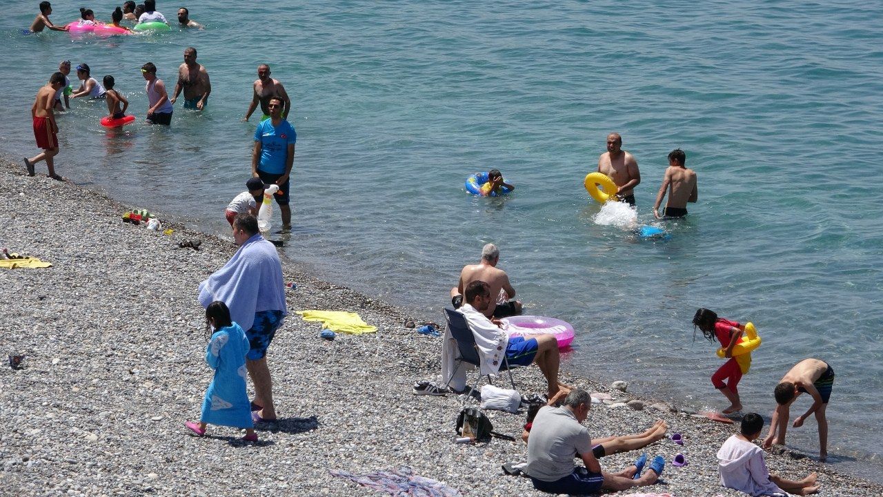 Türkiye’nin tek mavi bayraklı plajında hafta sonu yoğunluğu