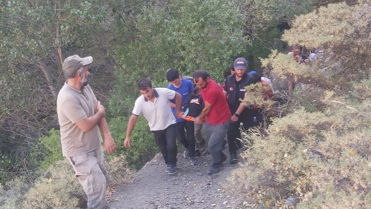 Zorlu arazide ayağı kırılan kadını ekipler kilometrelerce sedye ile taşıdı