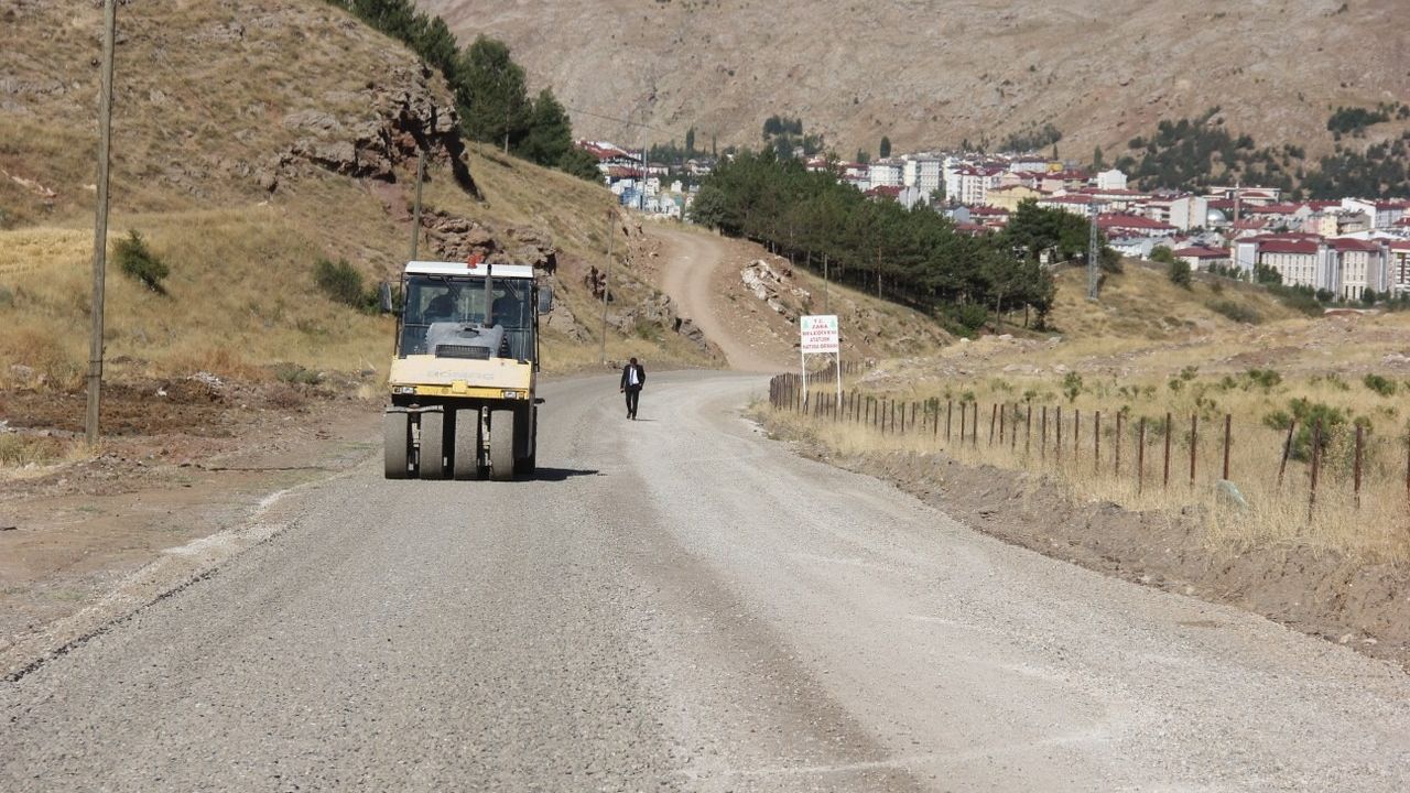 40 yıldır kullanılamayan Sivas- Erzincan yolunda onarım başladı