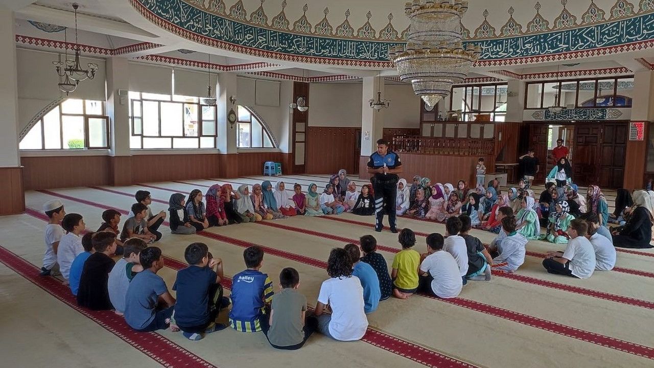 Erzincan polisi cami cami gezip çocukları internet konusunda bilgilendiriyor