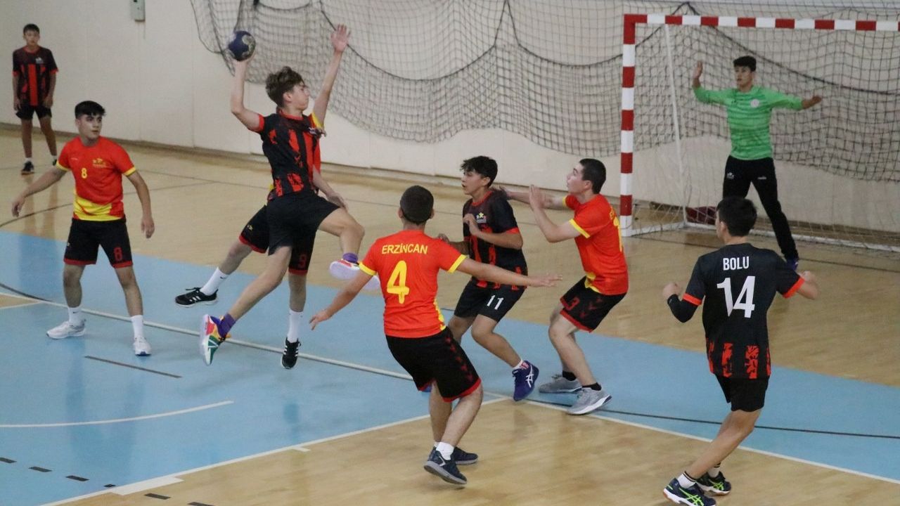Hentbol Anadolu Yıldızlar Ligi'nin yarı final müsabakaları Erzincan'da başladı