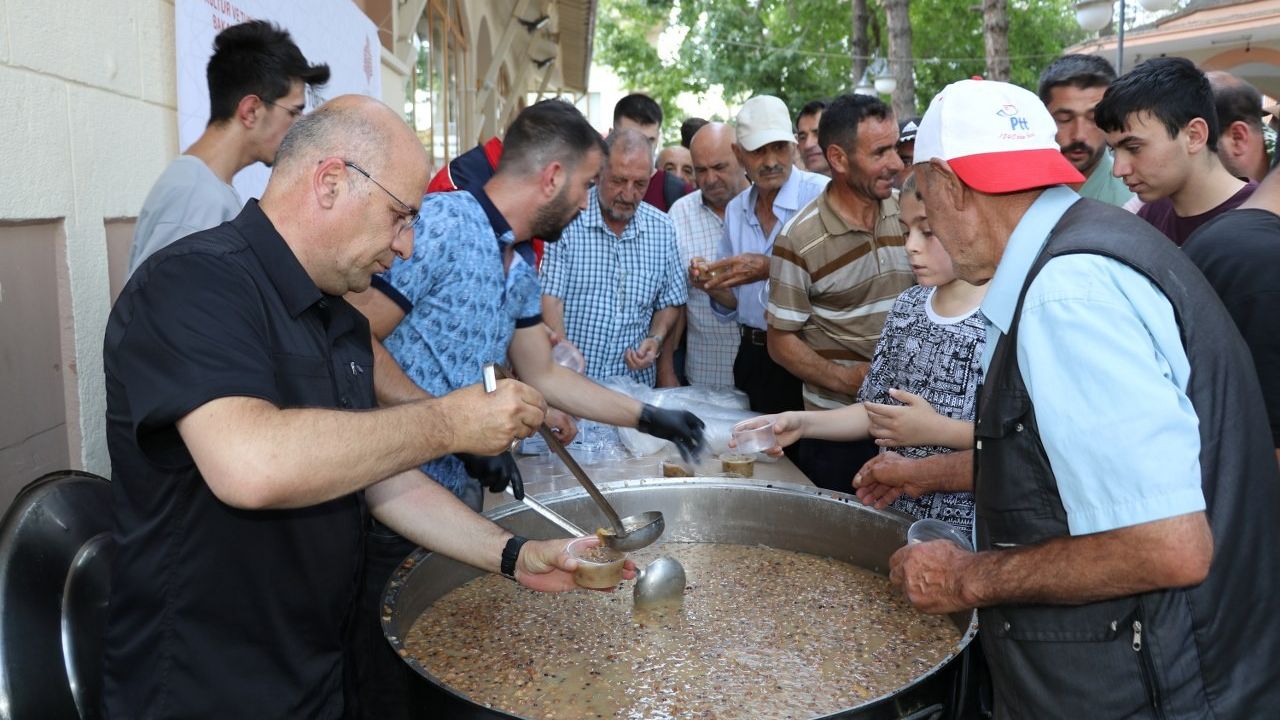 Vakıflar Bölge Müdürlüğü Erzincan'da 5 bin kişiye aşure dağıttı