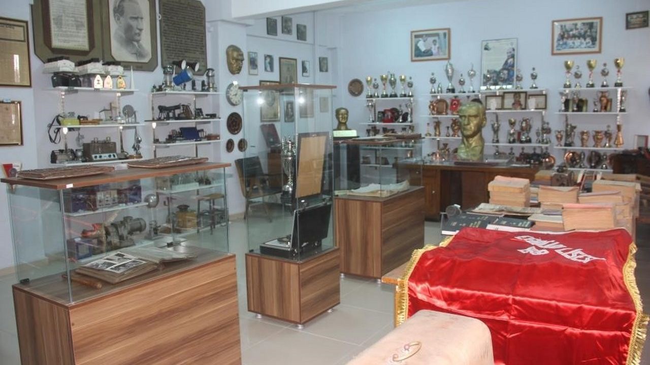 Tarihi Erzincan Lisesi’nde açılan Eğitim Müzesi herkesin ilgisini çekiyor