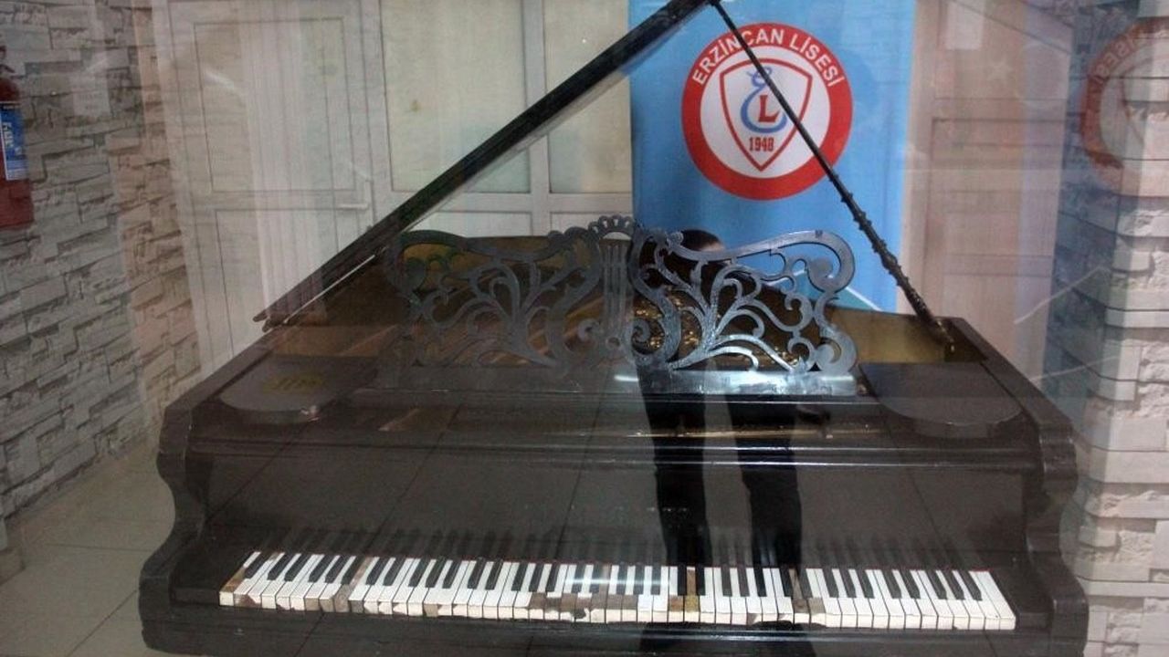 Atatürk’e hediye edilen piyanoya, Erzincan Lisesinde sergileniyor