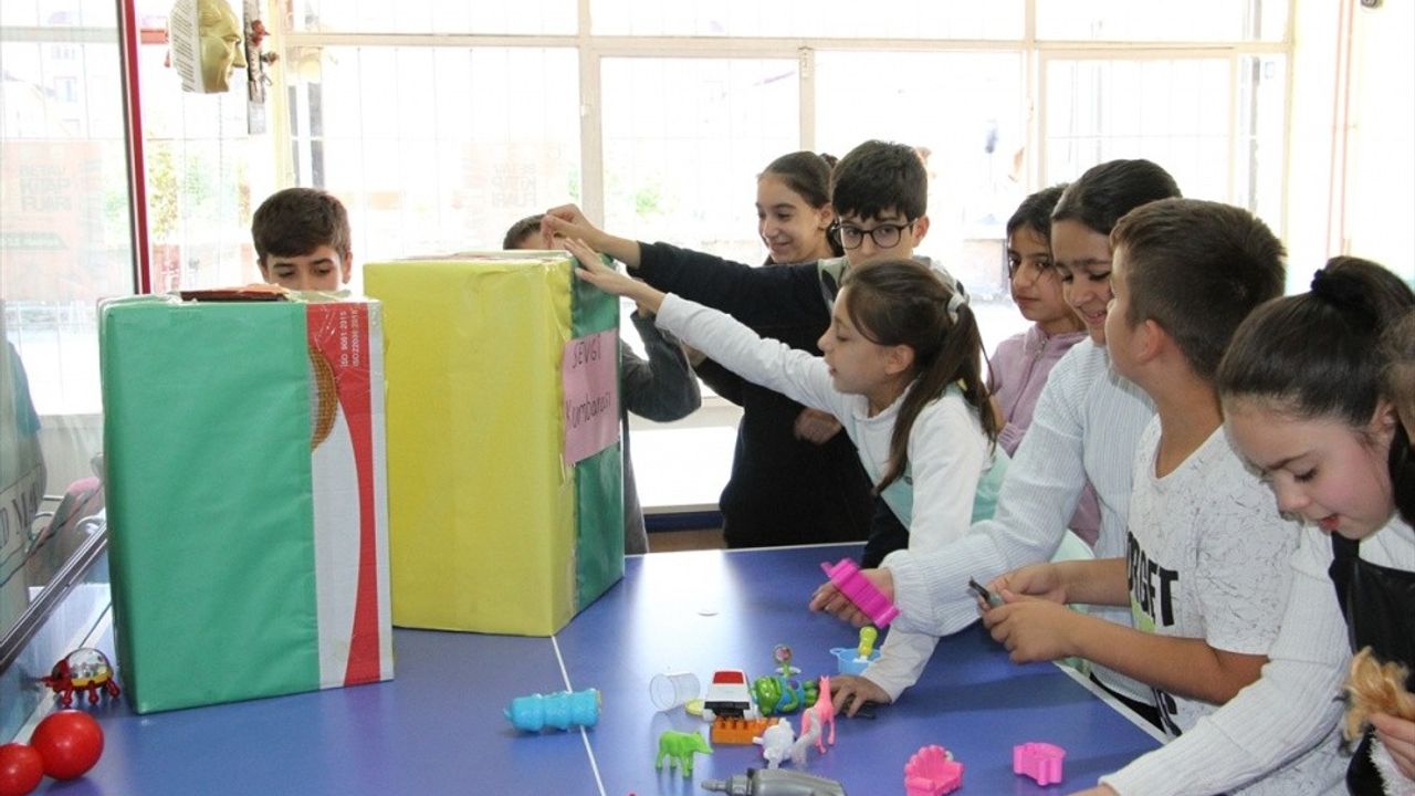 Bitlis'te öğretmen ve öğrencilerin topladığı oyuncaklar Erzurum'daki çocuklara ulaştırılacak