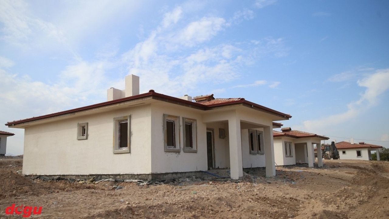 Depremden etkilenen Yeşilyurt'ta 135 köy evinin kaba inşaatı tamamlandı