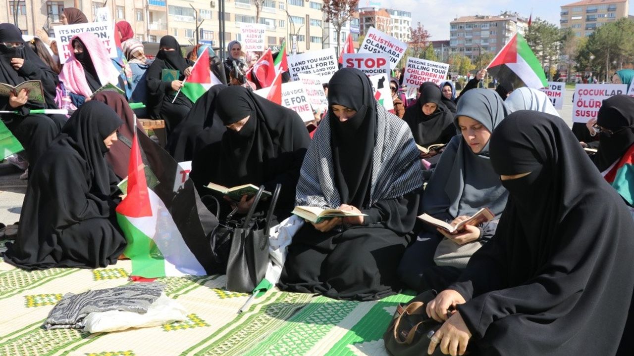Elazığ'da kadınlar Filistin'e destek için oturma eylemi yaptı