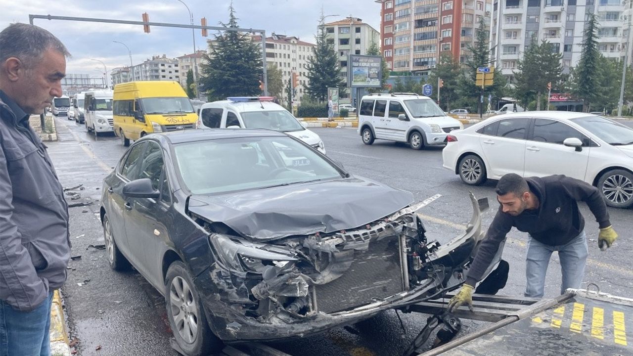 Elazığ'da otomobille çarpışan ekip aracındaki 2 polis yaralandı