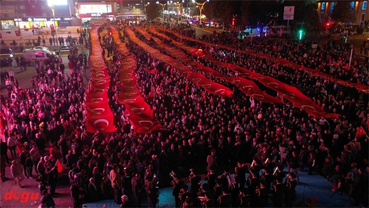 Erzincan’da 600 metrelik bayrakla "100. Yıl Bayrak Yürüyüşü" yapıldı