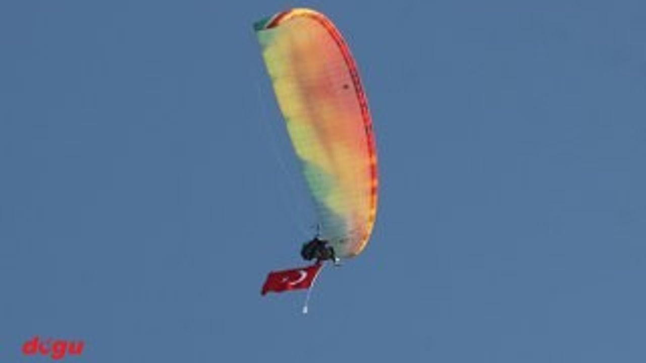 Erzincan'da yamaç paraşütü sporcuları gökyüzünde Türk bayrağı açtı