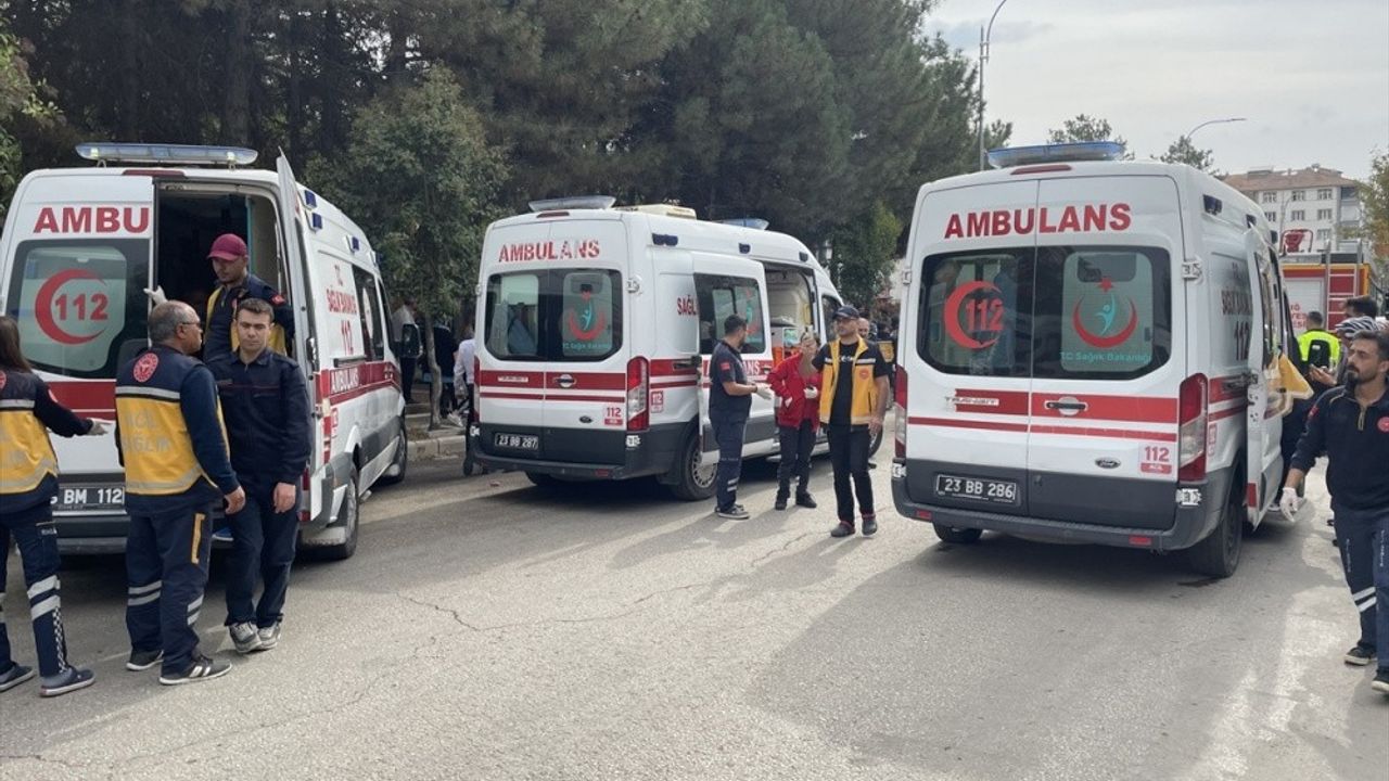 GÜNCELLEME - Elazığ'da freni patlayan midibüs 2 araca çarptı, 1 kişi öldü, 20 kişi yaralandı