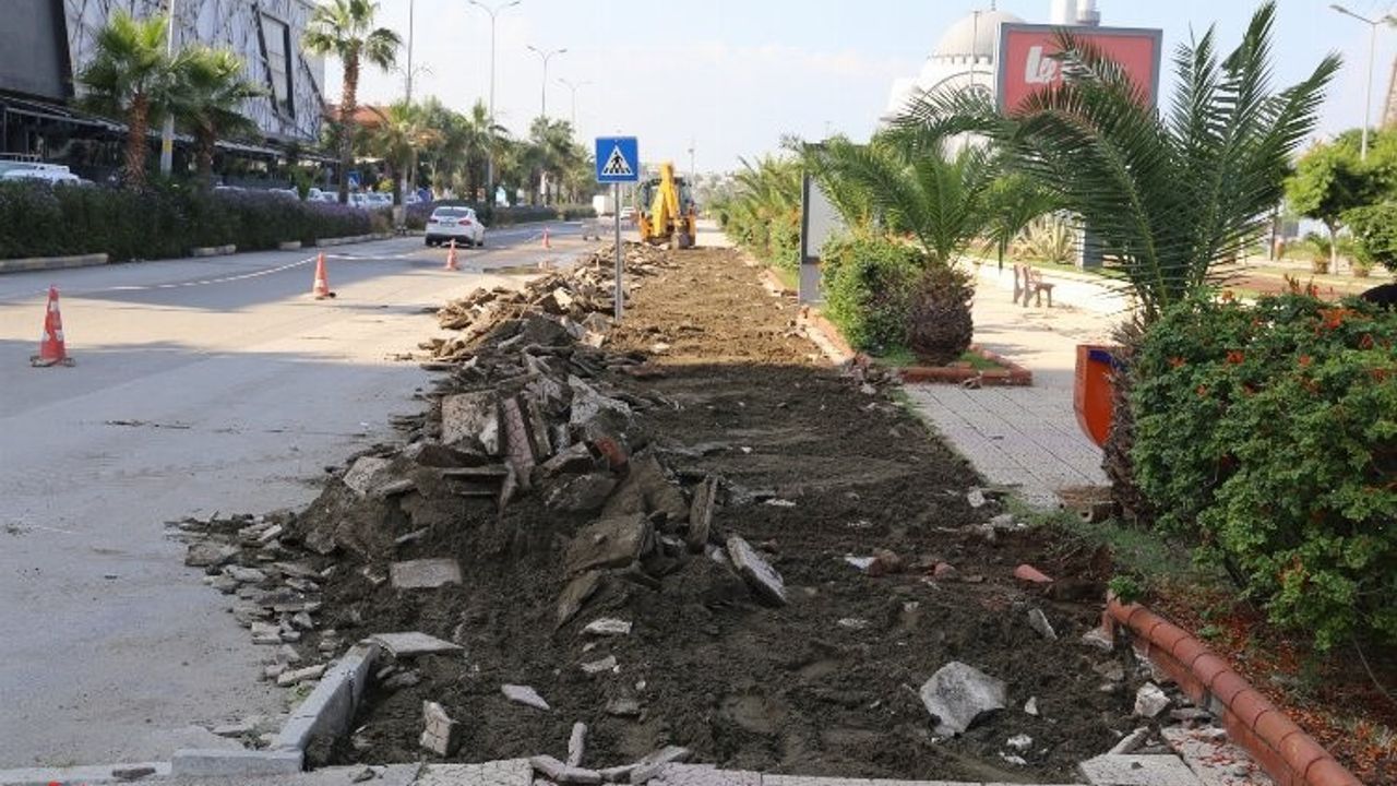 Hatay'da depremde hasar gören kaldırımlar yenileniyor