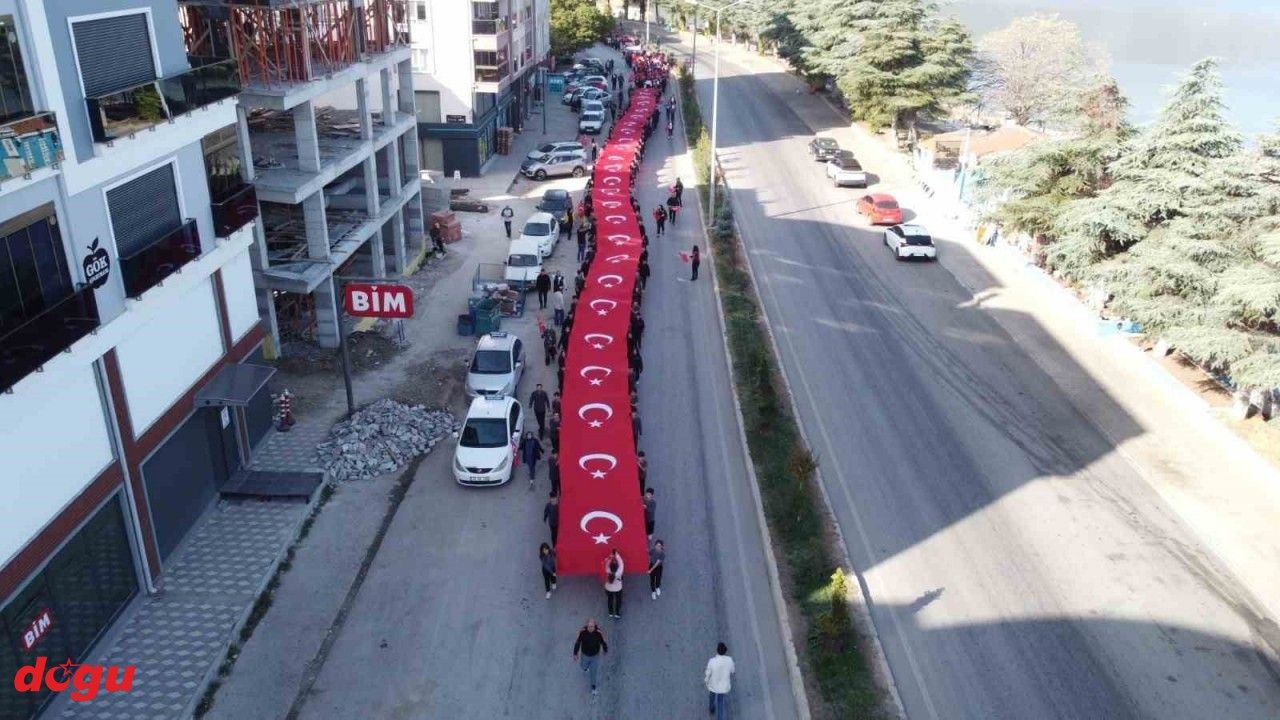 Isparta’da 100 metre uzunluğunda Türk bayrağı ile Cumhuriyet coşkusu
