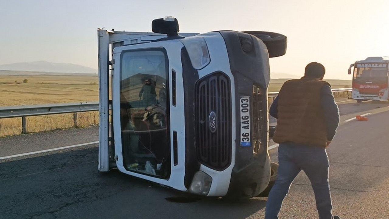 Kars'ta devrilen kamyonetteki 1 kişi yaralandı