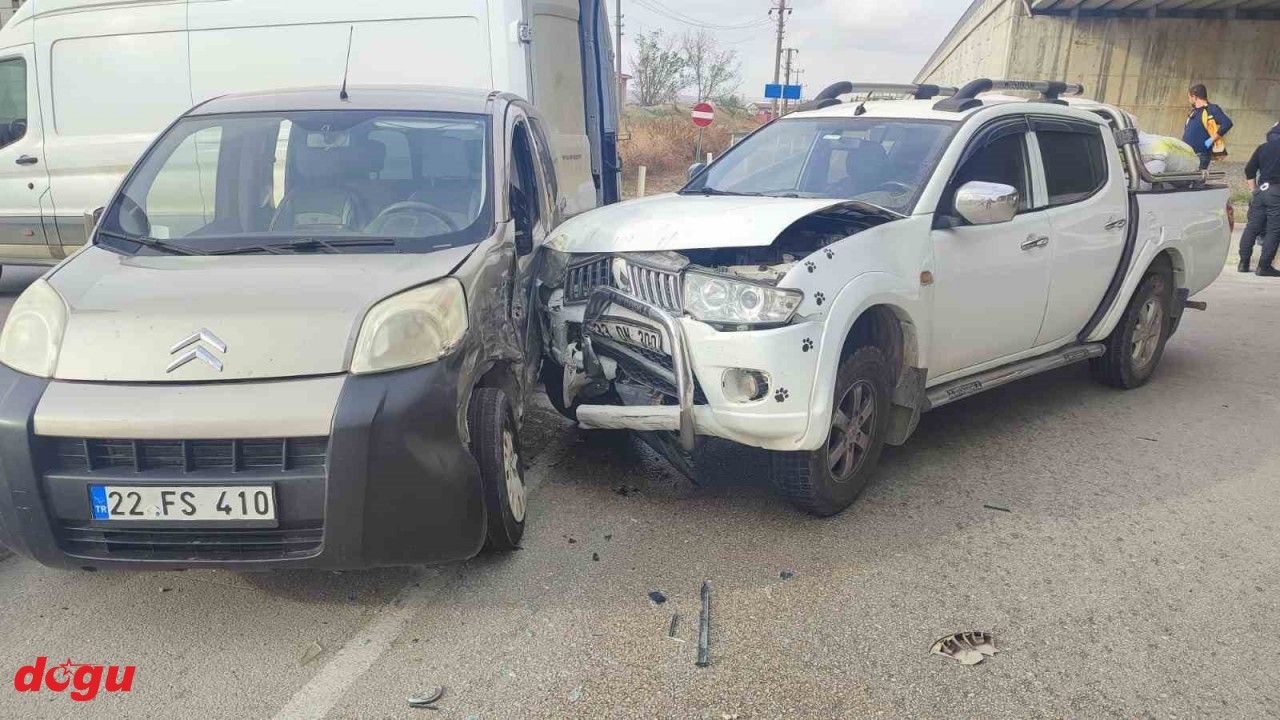 Keşan’da kamyonet ile hafif ticari araç çarpıştı: 2 yaralı