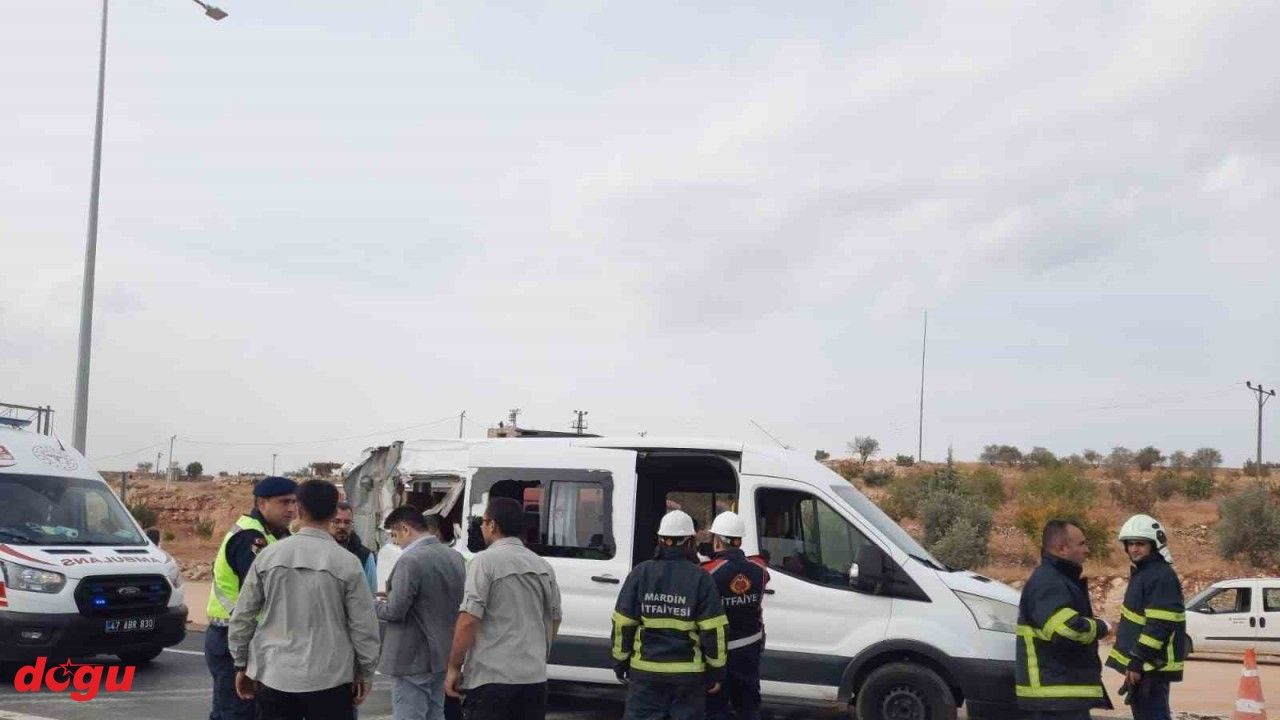 Mardin’de minibüs ile kamyon çarpıştı: 3 yaralı
