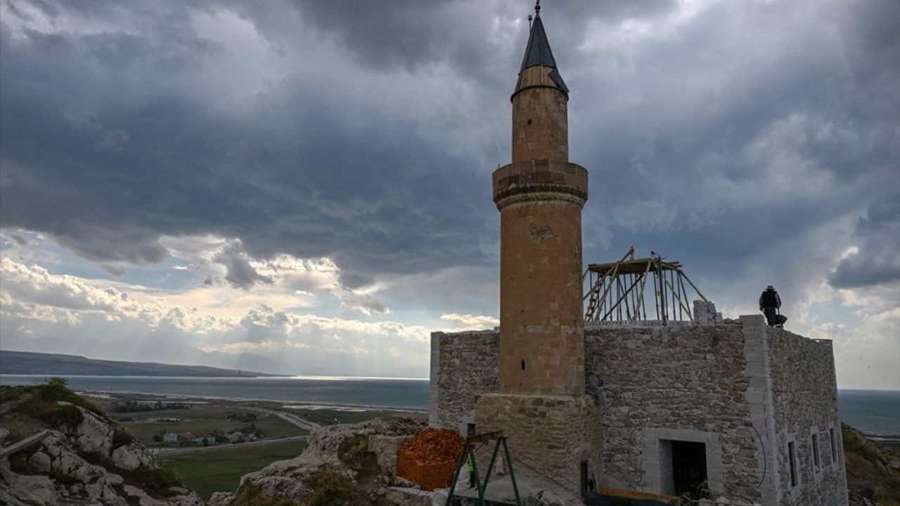 Van Kalesi'nin zirvesindeki Süleyman Han Camisi yeniden inşa ediliyor
