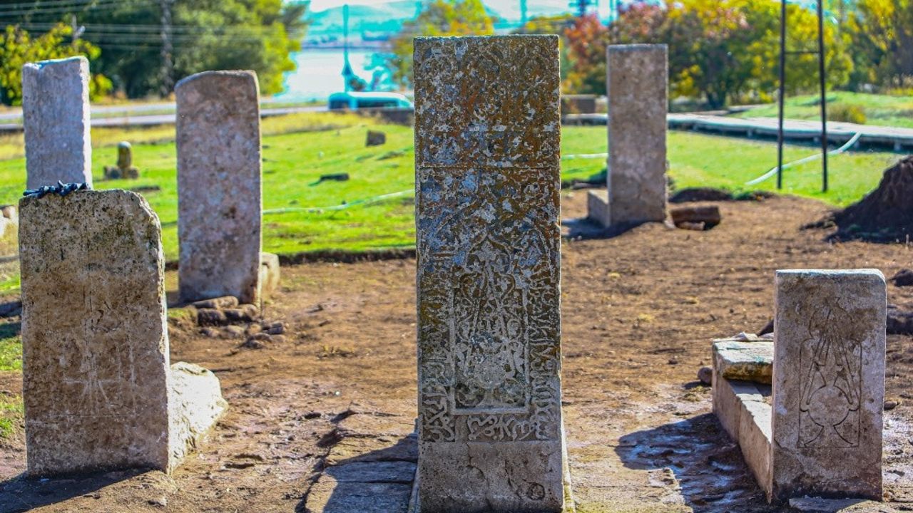 Van'daki Selçuklu Mezarlığı'nda 8 sandukalı mezar gün yüzüne çıkarıldı