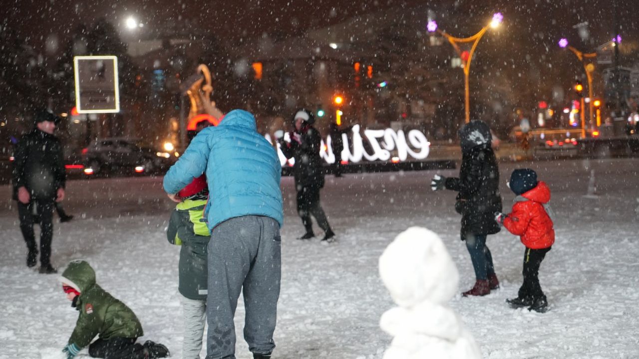 Erzincan’da kar yağışı vatandaşları sevindirdi